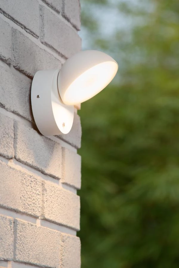 Lucide FINN - Wall light Indoor/Outdoor - LED - 1x12W 3000K - IP54 - Day/Night Sensor - White - atmosphere 1